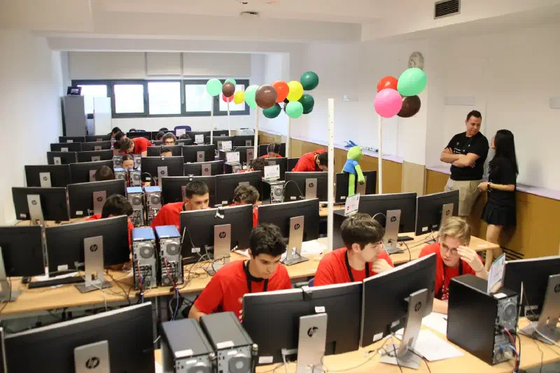 Teams competing in the Ada Byron Programming Contest, with balloons for solved problems